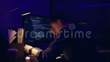 很累，沮丧的商务主管深夜在办公室工作，他盯着电脑屏幕，